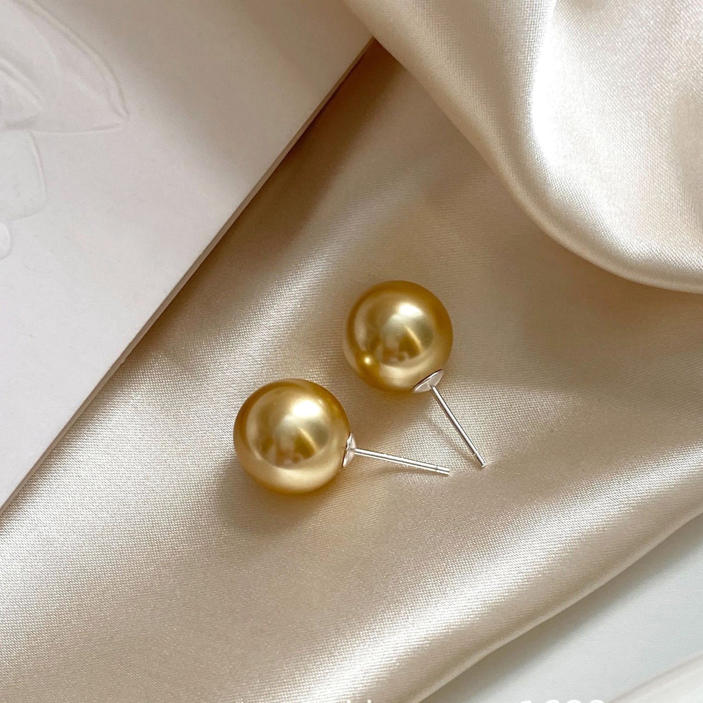 Large Pearl Stud Earrings For Women Personalized Retro Style Light Luxury